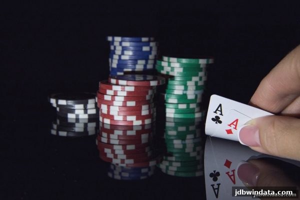 百家乐赔率与概率玩法精解：jdb电子超级大奖背后的数理逻辑